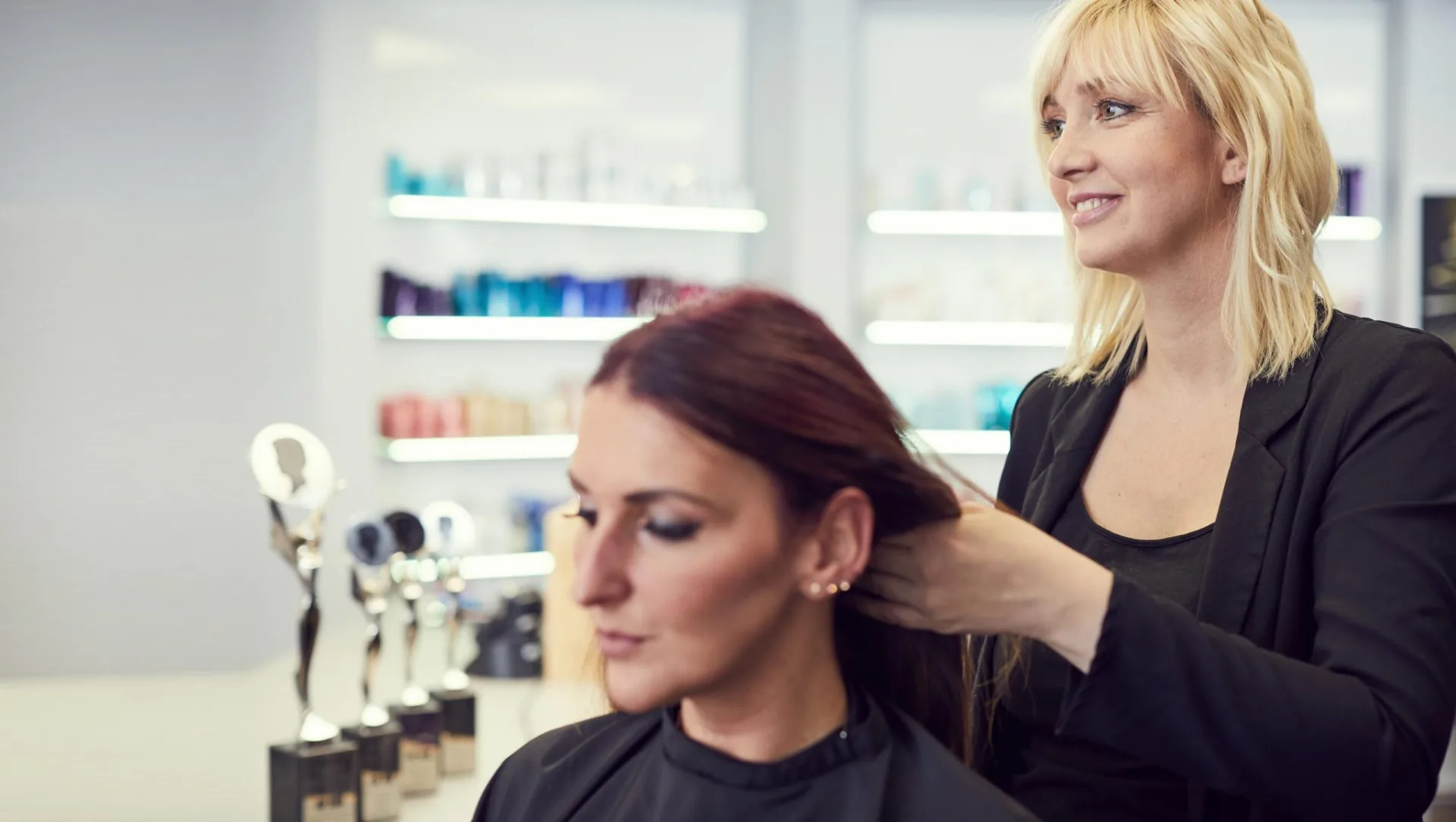 Stylistin bei MADCUT in Schwerin berät eine Kundin am Spiegel
