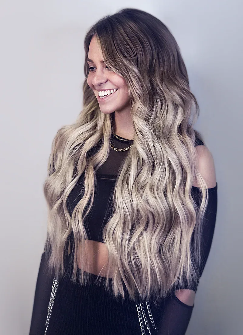 Lange, volle Haare nach einer Haarverlängerung bei MADCUT